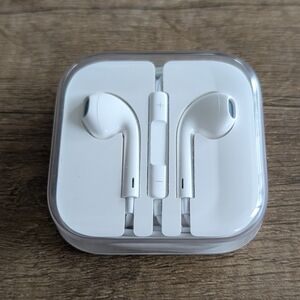 Apple White Wired Earbuds with Volume Control